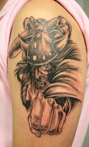 realistico attacco vichingo tatuaggio sulla spalla