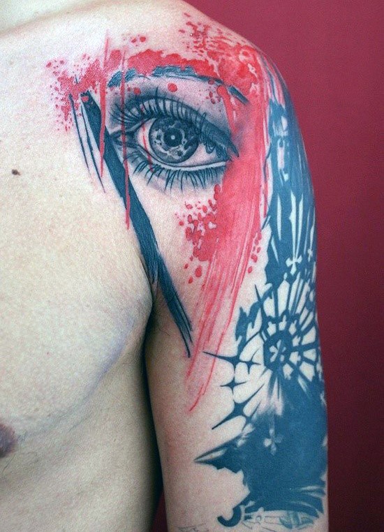 Realistisches Auge der Frau und schwarze Krone rotes und schwarzes Tattoo an der Schulter im Polka Trash Stil mit Farbentropfen