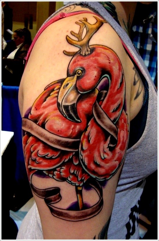 Tatuaggio impressionante sul braccio l&quotuccello rosso con le corna