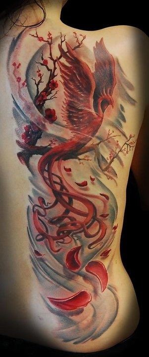 Tatuaggio pittoresco sulla schiena l&quotuccello rosso