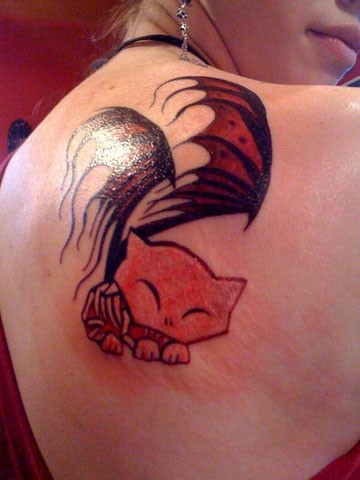 Tatuaje en la espalda,  gatito con alas de dragón
