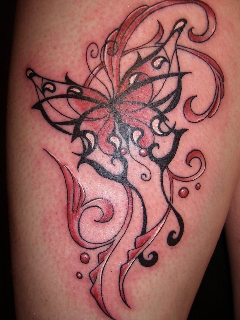 Tatuaje en el muslo,  mariposa bella con rizos elegantes y mariposa tribal