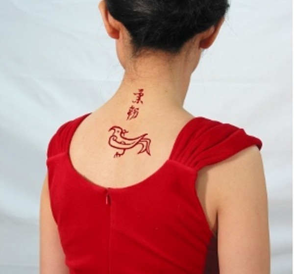 Tatuaje  de gallo y jeroglíficos chinos
