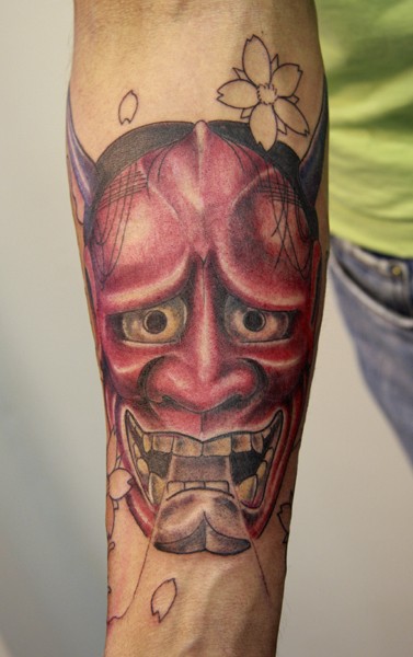 Tatuaggio sul braccio il diavolo rosso