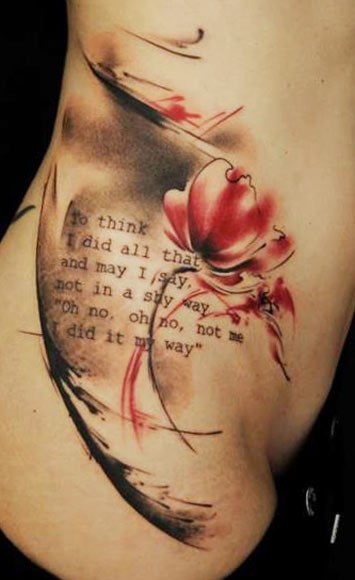 Rote Blumen Tattoo auf Rippen von Florian Karg