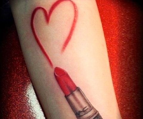 Tatuaje en el antebrazo, corazón rojo y lápiz labial