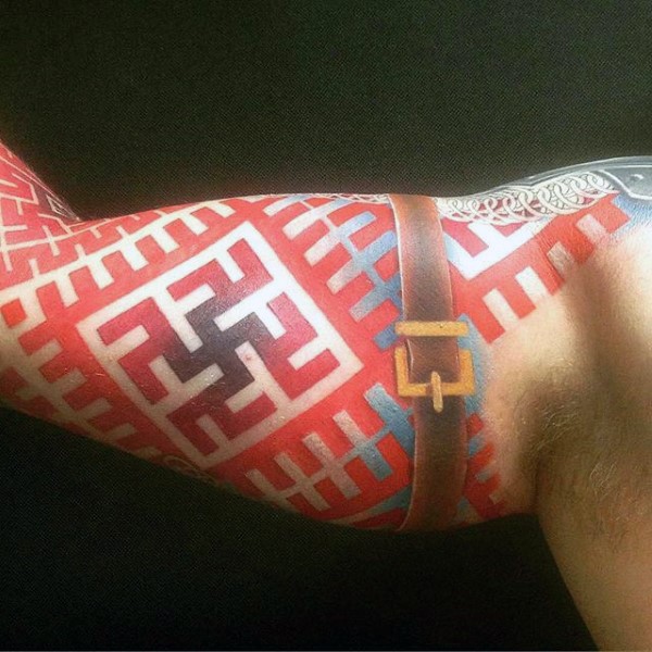 Rote Arbeit Ornament beeindruckendes Tattoo am Arm mit Ledergürtel Armbinde auf Bizeps