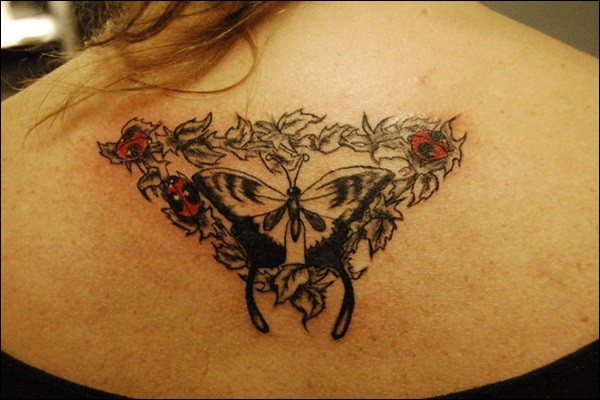 Tatuaggio carino sulla spalla le coccinelle & la farfalla nera & le piante