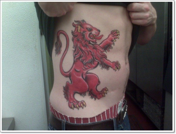 leone rosso tatuaggio su costolette