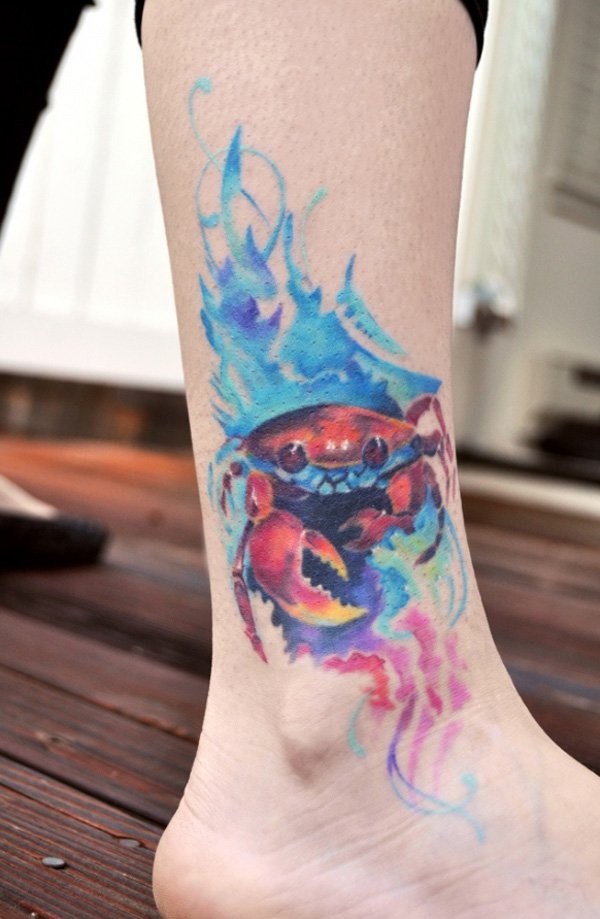 piccolo rosso granchio dentro acqua tatuaggio su caviglia