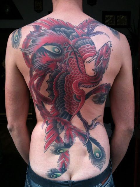 Tatuaje en la espalda, pájaro misterioso con plumas elegantes