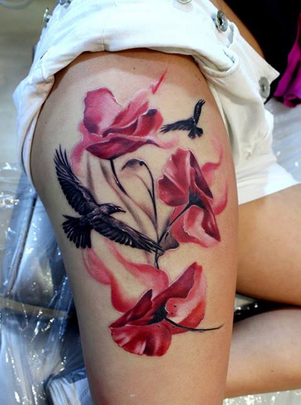 Tatuaje en el muslo, amapolas rojas y cuervos negros