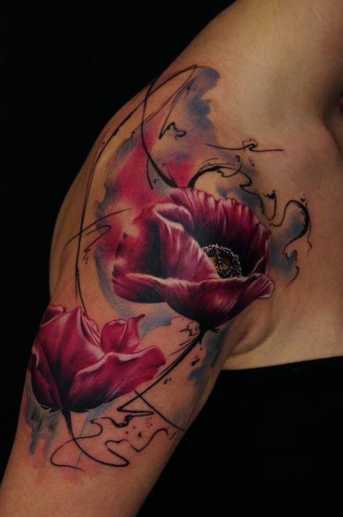 Tattoo mit roten Mohnblumen Tattoo an der Schulter