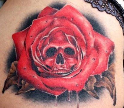 Rote Rose mit Schädel Tattoo