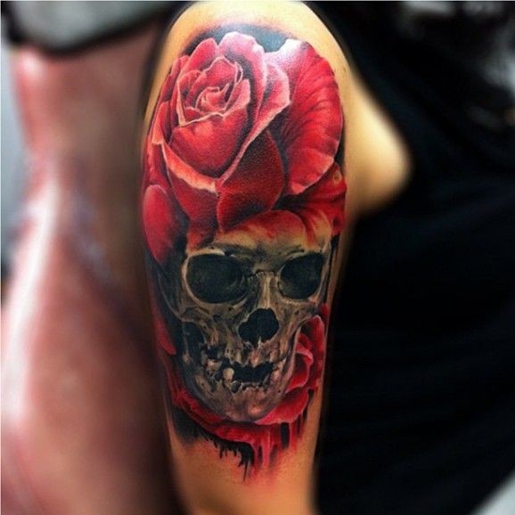 Detalliertes Tattoo mit roter Rose und Schädel