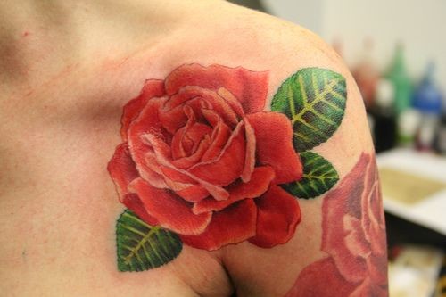 Tattoo mit roter Rose an der Schulter