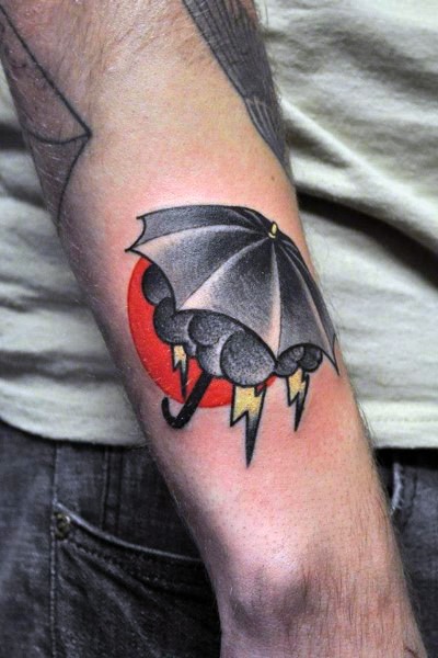 Tatuaje en el antebrazo, sol rojo y nubes de lluvia con truenos bajo el paraguas