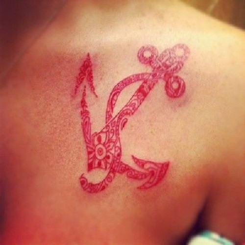 Tatuaje de ancla  roja en el hombro