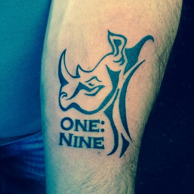 Tatuaje en el antebrazo,
logo de rinoceronte