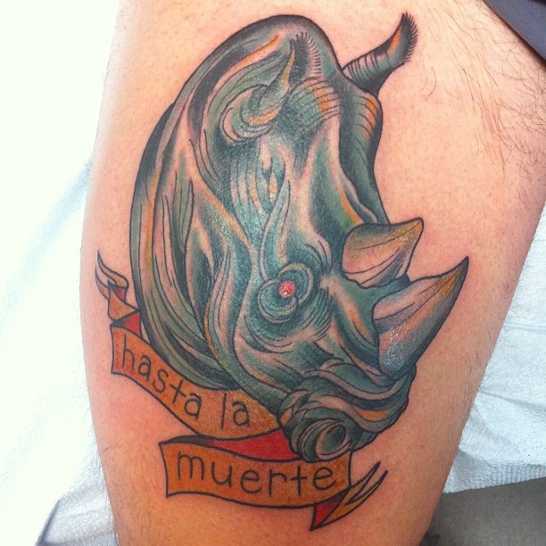 Tatuaje  de cabeza de rinoceronte y letrero