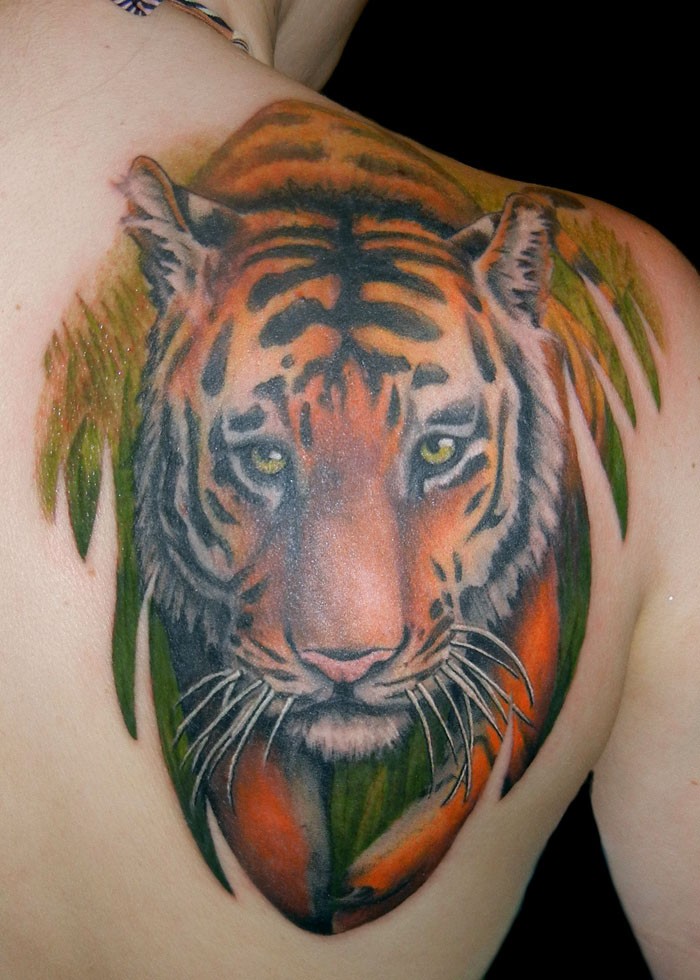 Tatuaje de tigre en la jungla en el hombro