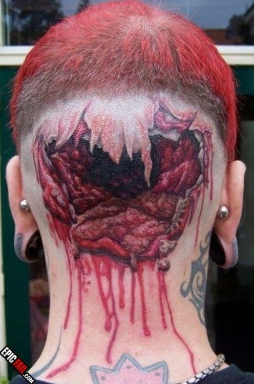 incredibile grosso buco da pelle strappata colorato di sangue tatuaggio  su testa