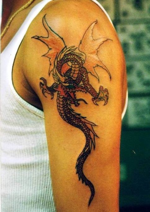 Tatuaje en el brazo, dragón con cola y cuello largos