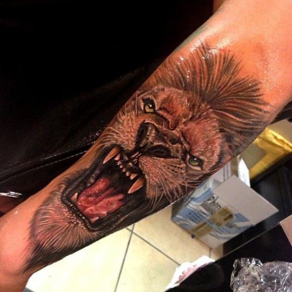 Tatuaggio carino sul braccio il leone feroce by Roman Abrego