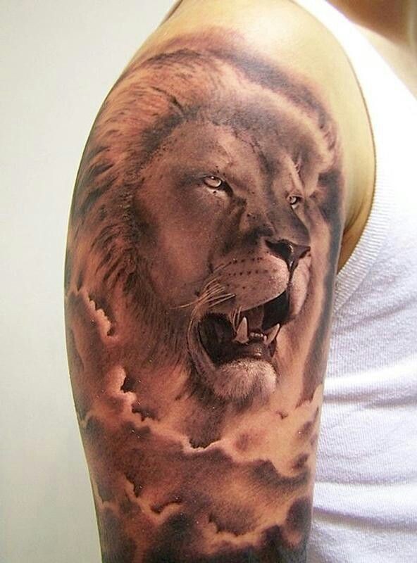 Tatuaggio simpatico sul braccio il leone con la bocca spalancata