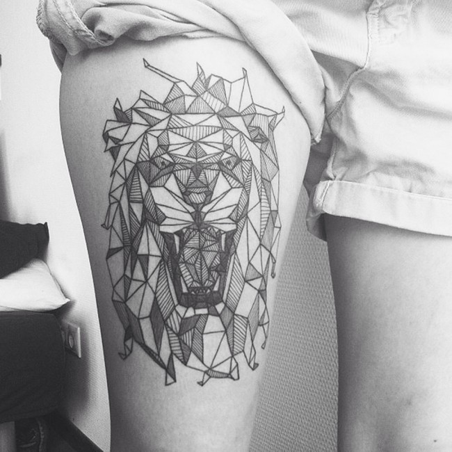Roaring lion&quots head thigh tattoo in geometrical style