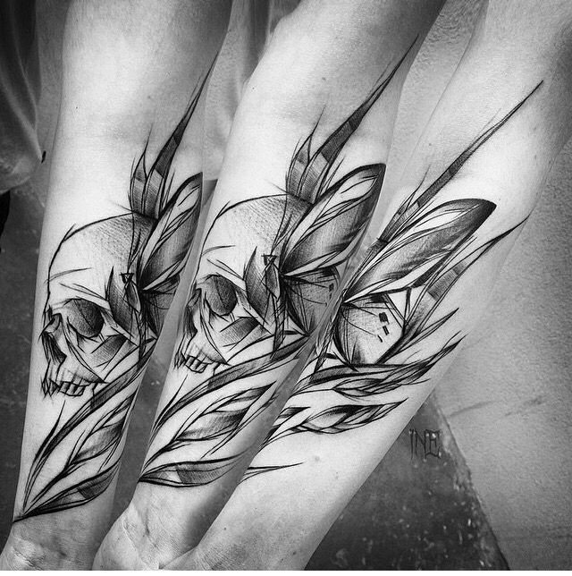 Romantico inchiostro nero dipinto da Inez Janiak tatuaggio avambraccio di teschio umano con farfalla e foglie