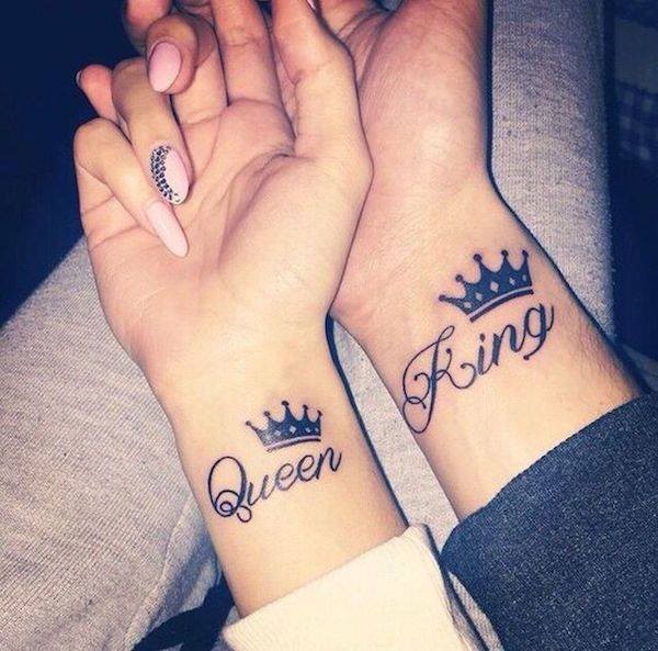 Romantisches Paar schwarze Handgelenk Tattoos mit  Schriftzügen König und Königin mit Kronen