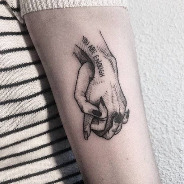Romantische schwarze Hand in der Hand Tattoo am Unterarm mit Schriftzug