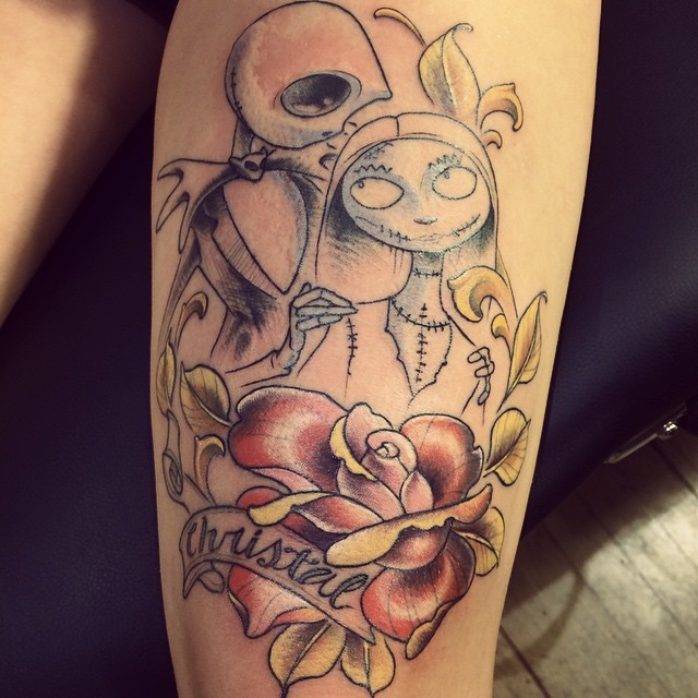 Romantische farbige Rose Blume mit Schriftzug Tattoo mit Monsterpaaren