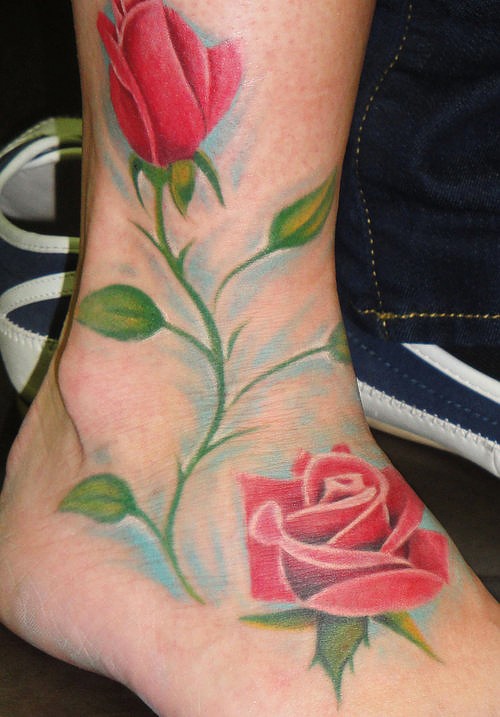 bei fiori rosa rossa tatuaggio su caviglia di ragazza