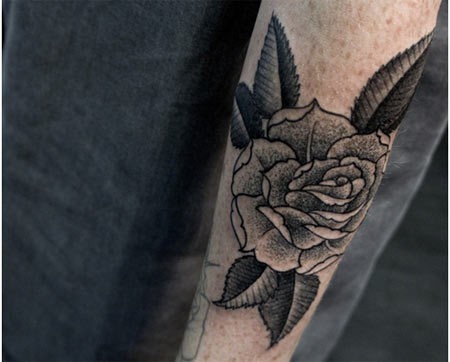 Tatuaggio carino sul braccio la rosa