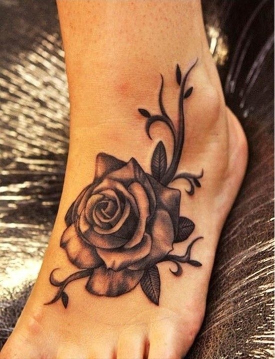bel disegno rosa scura tatuaggio su piede di ragazza