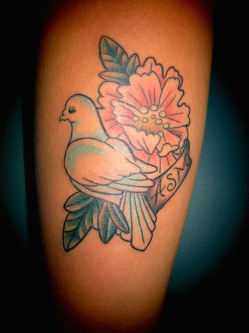Tatuaje en el brazo, paloma azul, flor rosa