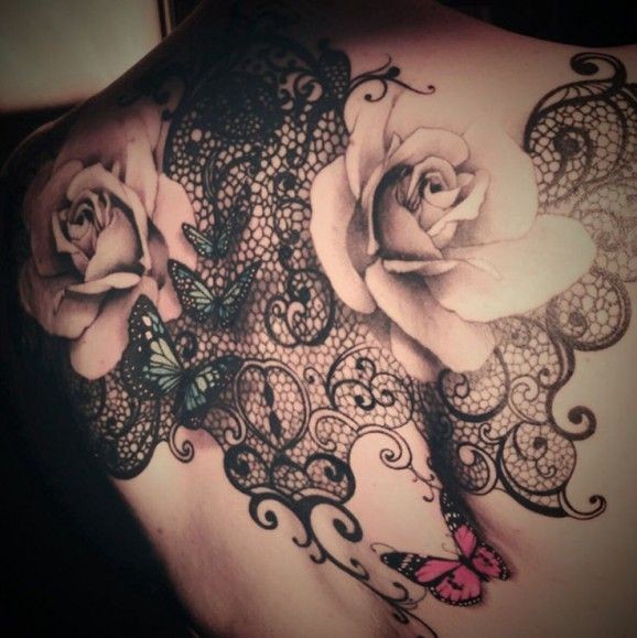 Tatuaje en la espalda, flores en encaje negro