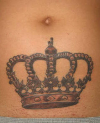 tatuaje en la parte inferior del vientre de corona real
