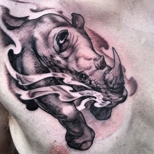 Tatuaje en el pecho,  rinoceronte feroz que ataca