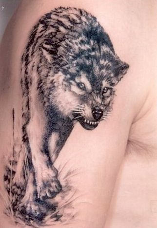 Tatuaje en el brazo, lobo que caza