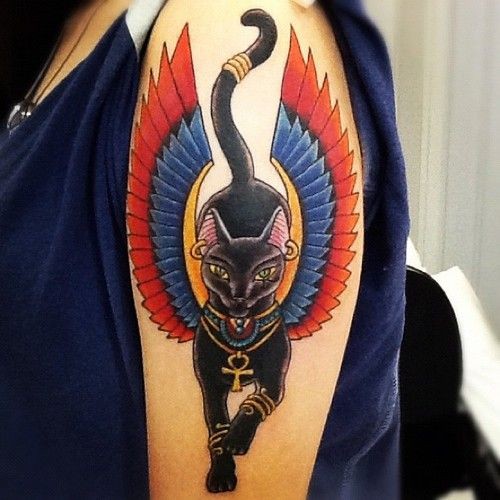 Tatuaje en el brazo,
gato egipcio con alas abigarradas