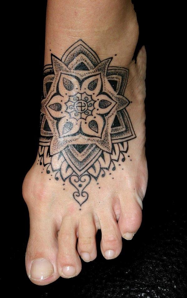 Tatuaje en el pie,
mandala sagrada, tinta negra