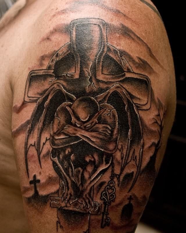 triste gorgoyle con croce di pietra tatuaggio