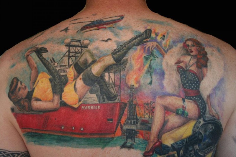 Tatuaje en la espalda, barcos y mujeres en vestidos