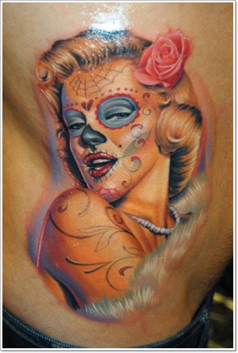 Tatuaje en el costado, imagen de marilyn monroe en estilo de la santa muerte
