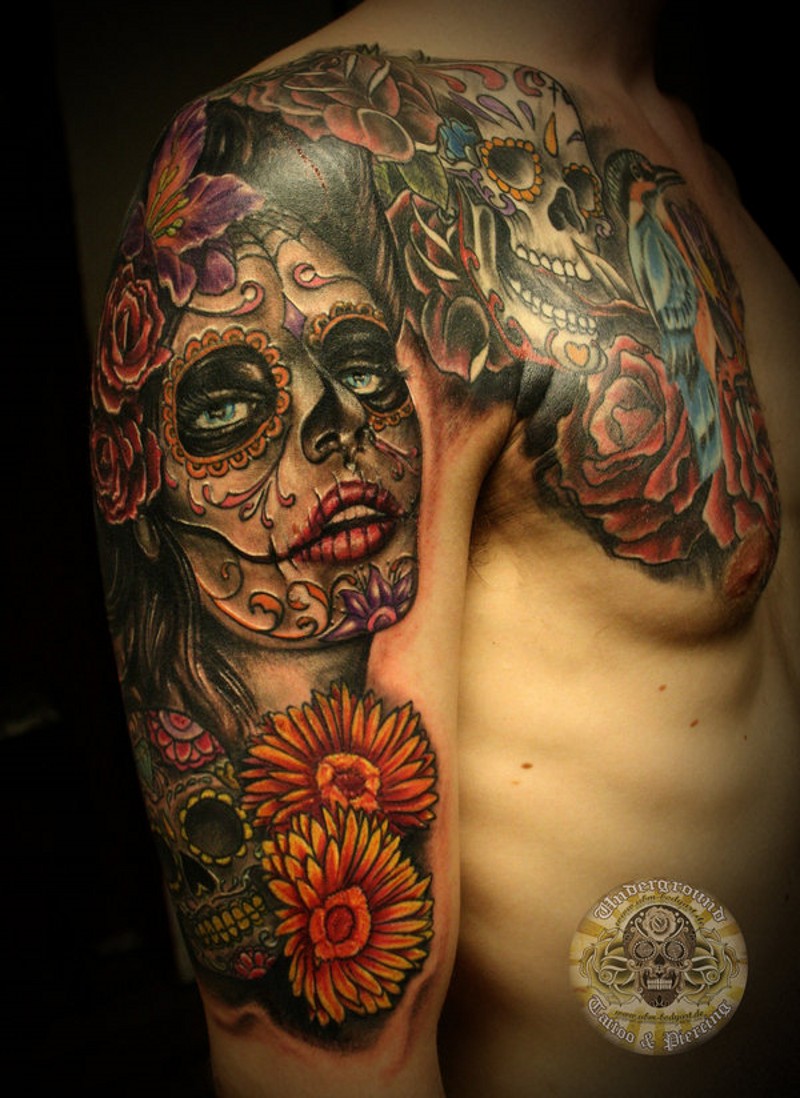 Tatuaje en el brazo y en el pecho, la santa muerte y calavera de azúcar