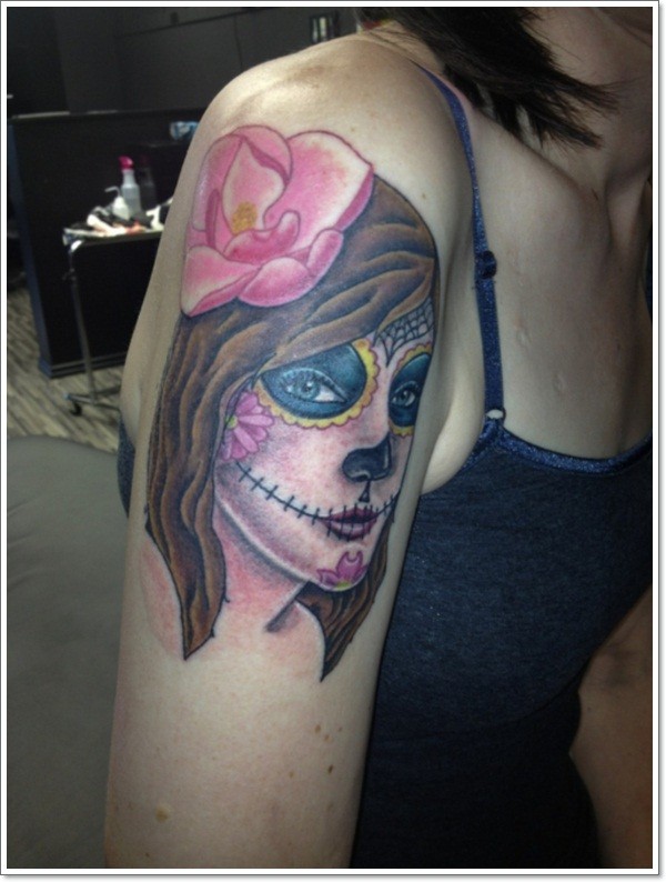 santa muorte con fiore rosa  tatuaggio sul braccio