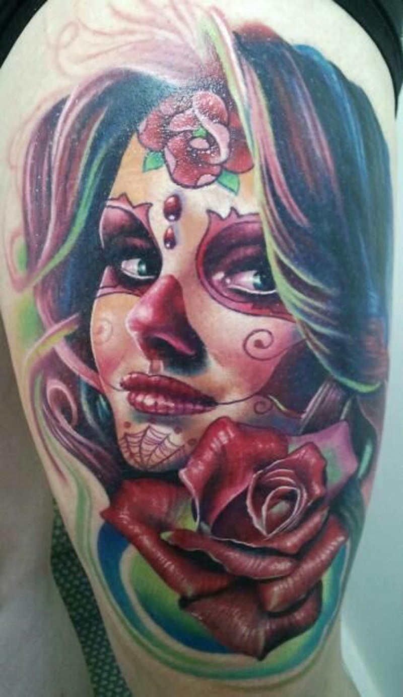 Tatuaggio colorato sulla gamba Santa Morte con la rosa rossa